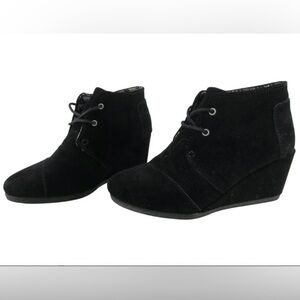 TOMS Black Lace-Up Wedge Booties – Women's Size 7.5